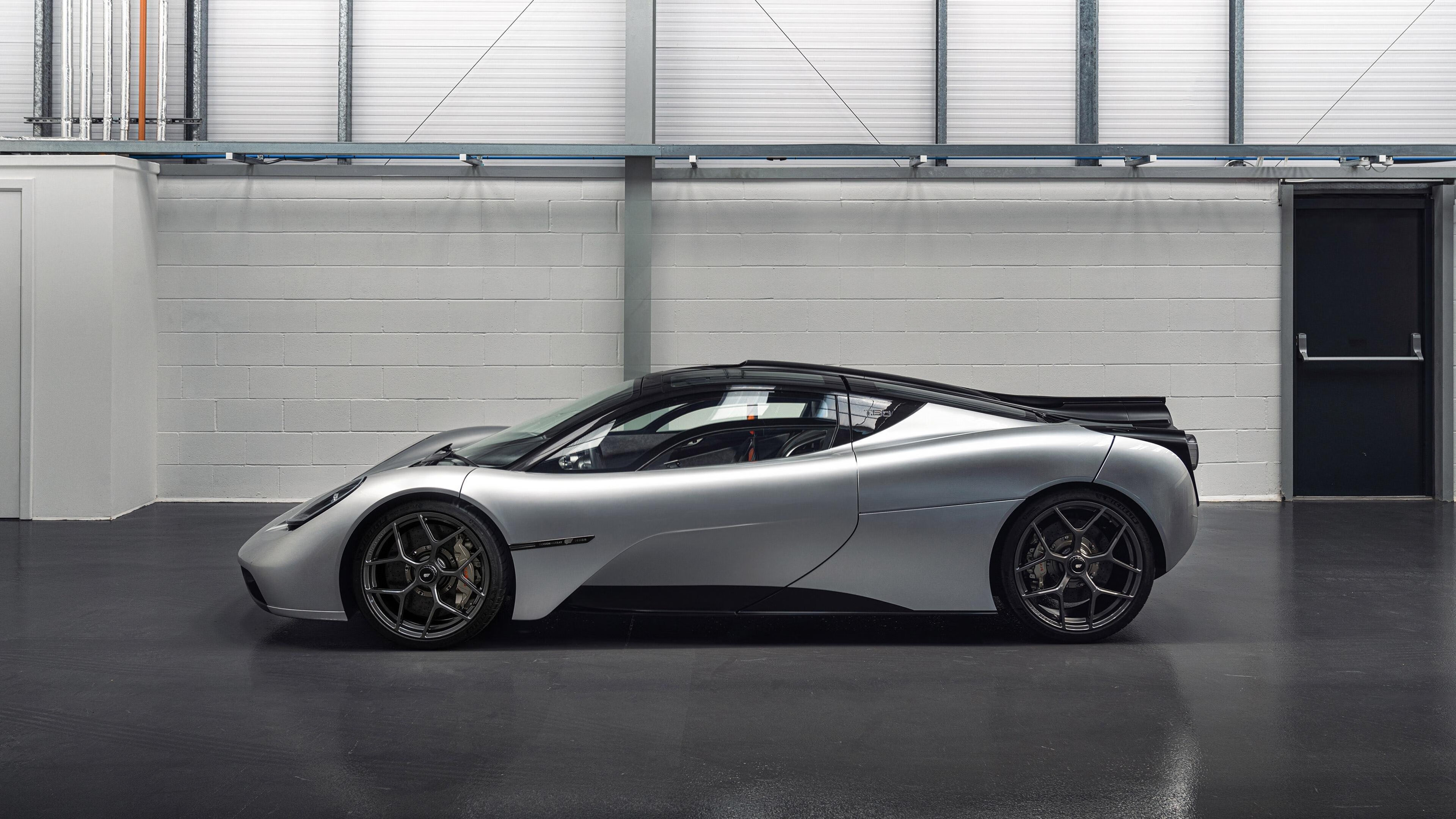 “竞技精神点燃全场!”——全球车迷狂热助威热潮