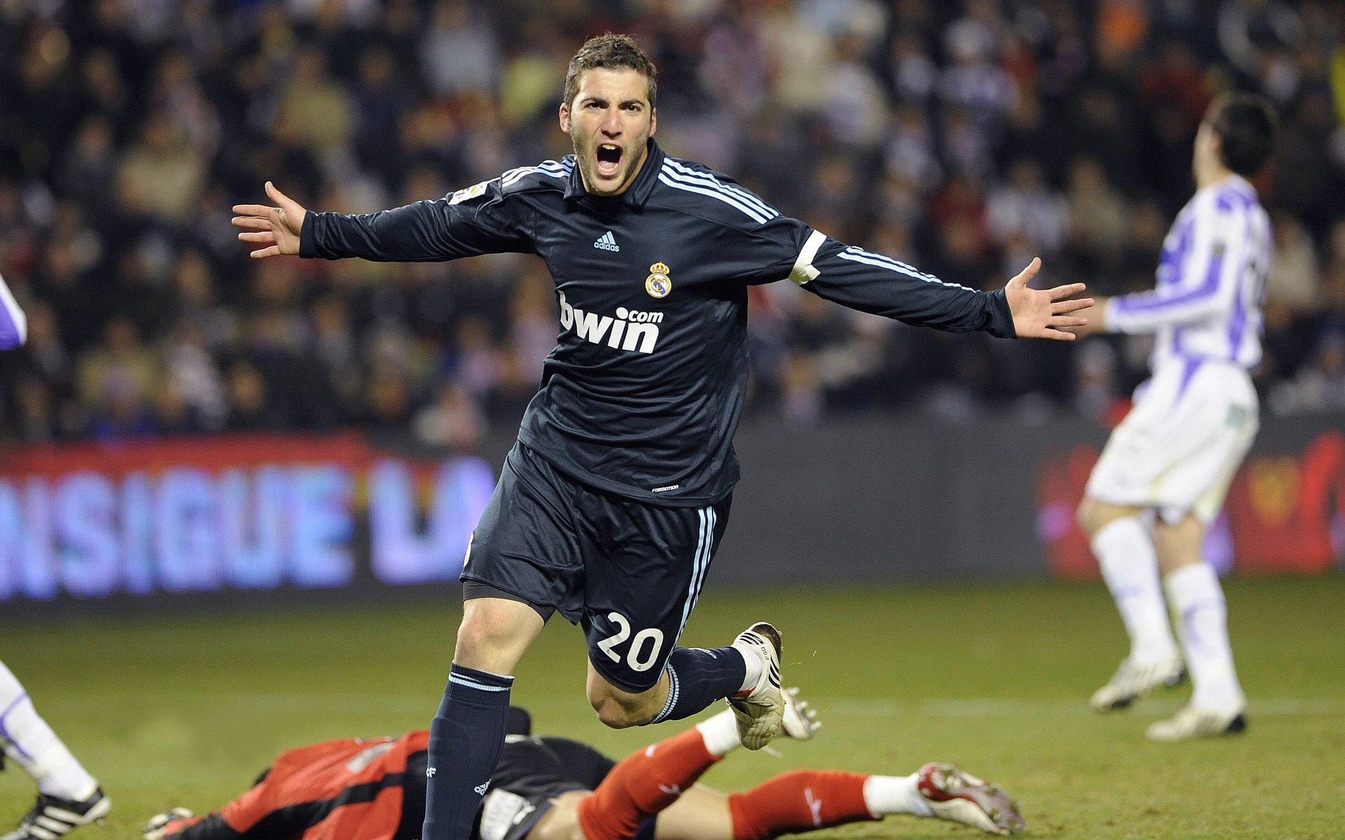 中超上海德比再起风云,海港主场逆转申花,上海德比上港0-0申花